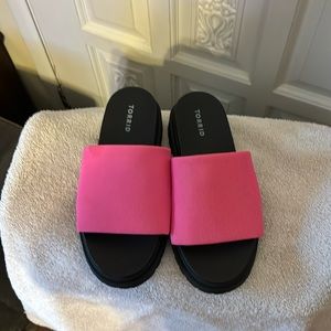 Torrid NWT Neon Pink Stretchy Fabric Chunky Flatform Slides Size 9